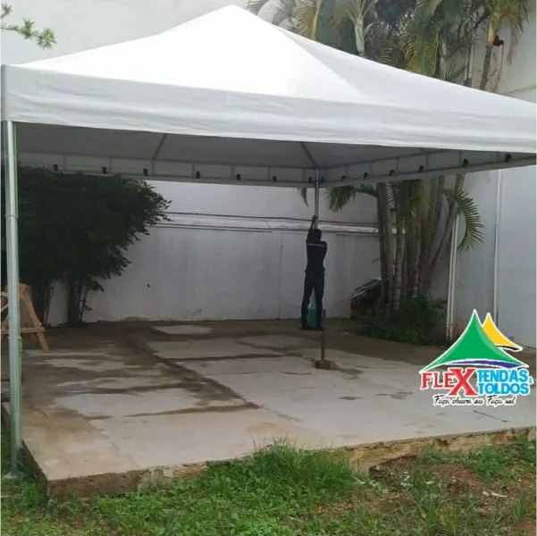 Instalação de tenda piramidal