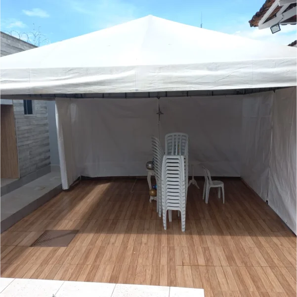 Tenda piramidal com fechamento lateral