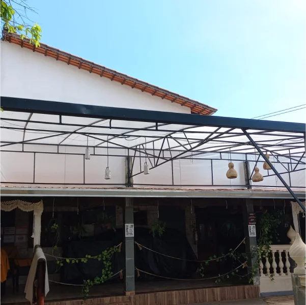 Toldo fixo com estrutura metálica